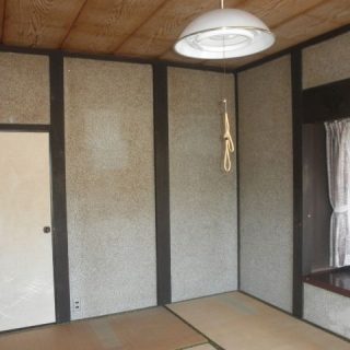 b繊維壁がボロボロと剥がれ落ちて、掃除が大変だった