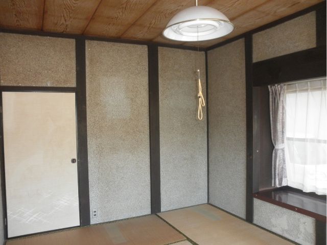 b繊維壁がボロボロと剥がれ落ちて、掃除が大変だった