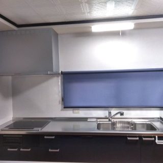 吊り戸棚がなくなって、すっきりとした印象に。ロールスクリーンはお手入れもしやすい