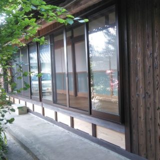落ち着いた色の壁とサッシに、明るさをプラスした縁の下