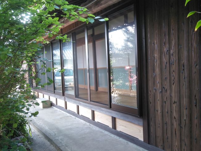 落ち着いた色の壁とサッシに、明るさをプラスした縁の下