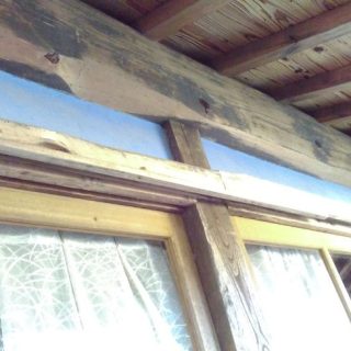 bすっかり色あせてしまっていて、古びた印象を与えてしまう