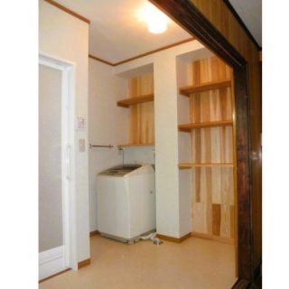収納力のある可動式の収納棚。吸湿性の優れた無垢の木をあしらいました