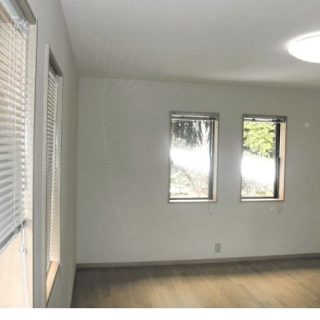 クロスや天井が真っ白で、納屋だったとは思えないほど明るく広々とした住空間に