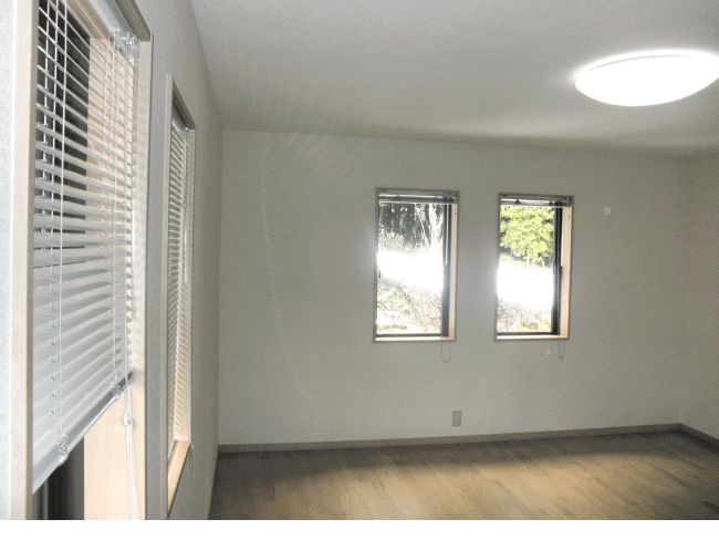 クロスや天井が真っ白で、納屋だったとは思えないほど明るく広々とした住空間に