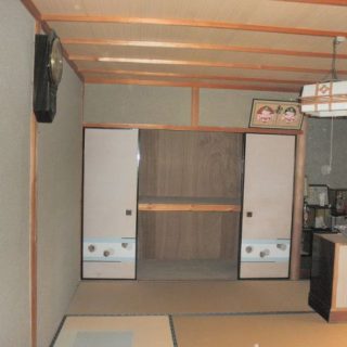 b物置状態の仏間。納屋には窓がないため、いつも暗く風通しが悪く、大切なものは収納できませんでした。
