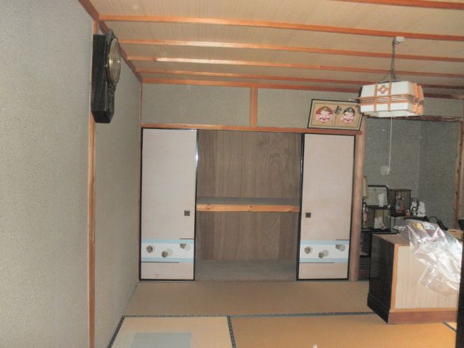 b物置状態の仏間。納屋には窓がないため、いつも暗く風通しが悪く、大切なものは収納できませんでした。
