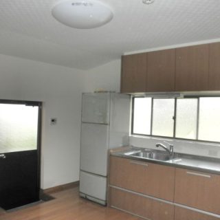 床、壁、天井、そしてシステムキッチンの入れ替えで生まれ変わったキッチン。