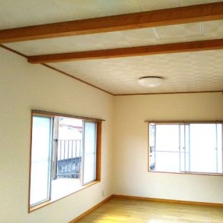 柱を撤去したかわりに天井に補強柱を付けました。あえて見せることで、モダンな印象に。