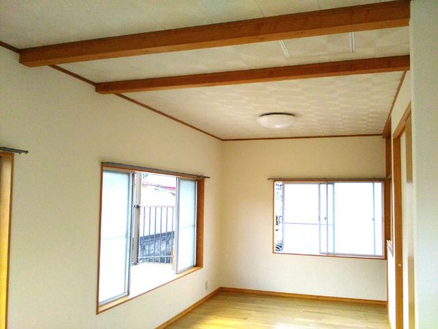 柱を撤去したかわりに天井に補強柱を付けました。あえて見せることで、モダンな印象に。