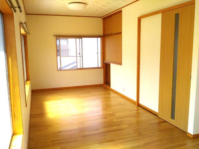 砂壁から真っ白のクロスへ、畳からフローロングへ。日差しが気もちのよい、明るい部屋になりました。