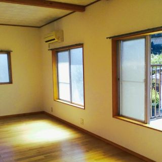 大きな窓からは気持ちの良い風が入ってくる