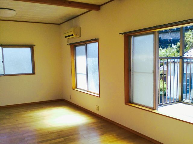 大きな窓からは気持ちの良い風が入ってくる