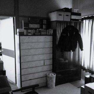 b整理整頓が行き届いている部屋でしたが、物が多く、砂壁で暗い感じがして圧迫感がありました。