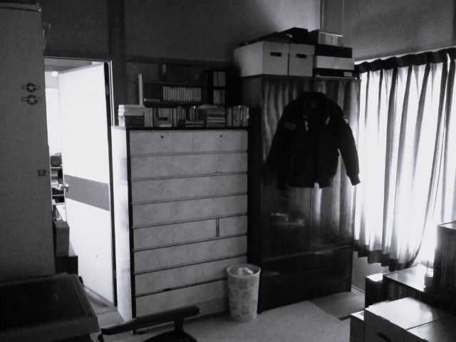 b整理整頓が行き届いている部屋でしたが、物が多く、砂壁で暗い感じがして圧迫感がありました。