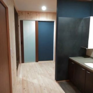 無垢のフローリングは肌触りが気持ちいい。夏はペタペタせず、冬も冷たくない