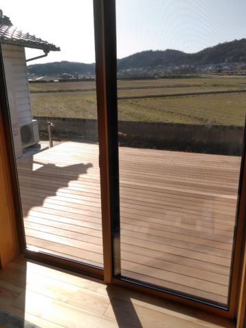 広々としたウッドデッキ。楽しみ方は思いのまま！