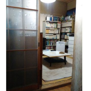 b整理整頓が行き届いている部屋でしたが、物が多く、砂壁で暗い感じがして圧迫感がありました。