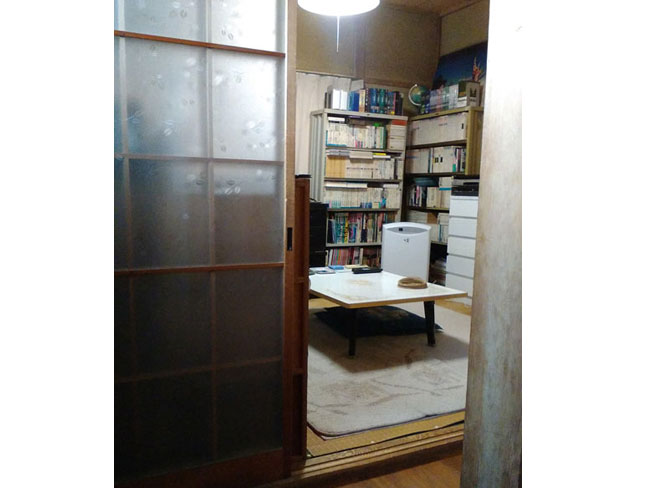 b整理整頓が行き届いている部屋でしたが、物が多く、砂壁で暗い感じがして圧迫感がありました。