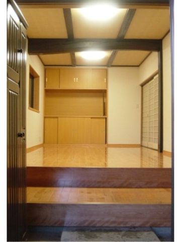高低差を玄関にまとめることで、<br>室内をバリアフリーに。