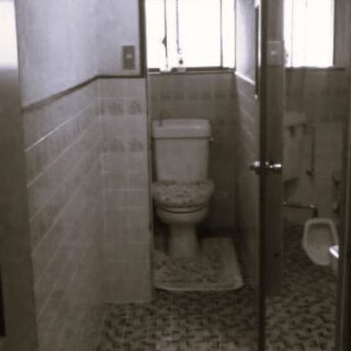 bタイルが寒々しい雰囲気になっていた