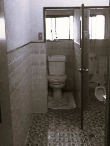 bタイルが寒々しい雰囲気になっていた