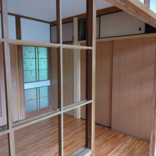 縁側からみた洋室。収納もたっぷりある。