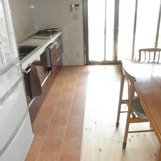 床も、天井と同じ無垢材。肌触りが気持ちよく、冬でもほのかに暖かさを感じられる