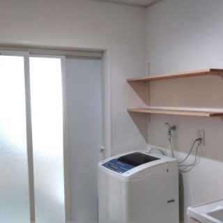 洗濯機の上には可動式の収納棚を設置。収納する物に合わせて、棚の枚数も増やせて便利