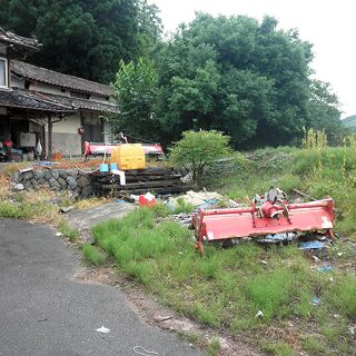 b大切な農機具が野ざらしに･･･