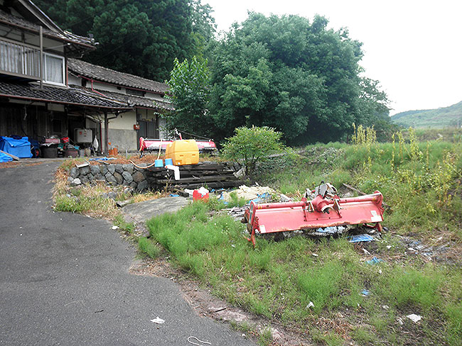 b大切な農機具が野ざらしに･･･